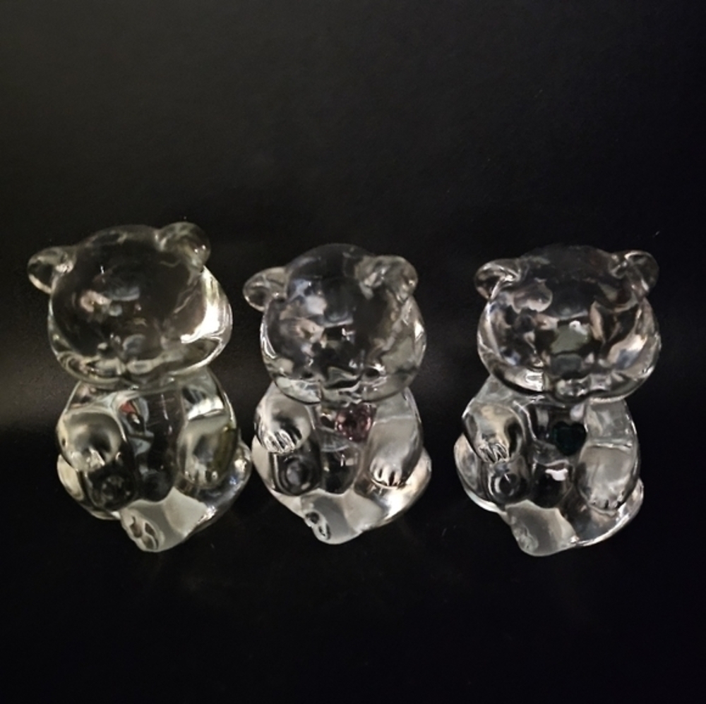 Three vintage Fenton bears, one has a red heart, and one has a‎ green heart.